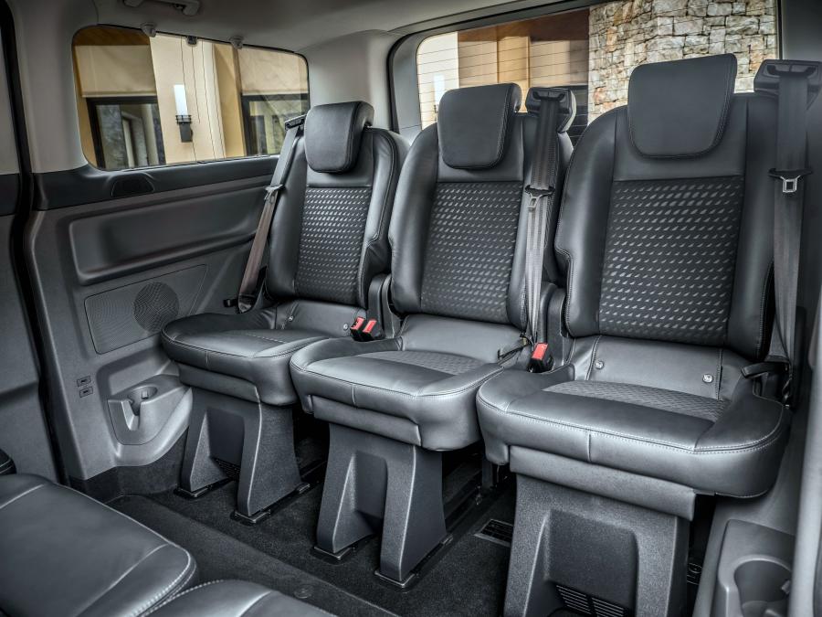 Интерьер Ford Tourneo Custom Sport 2017 года  (WW) (фото 12 из 15)